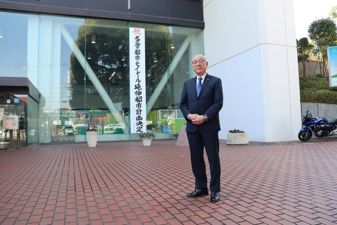 市長と懸垂幕