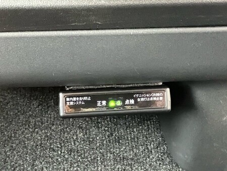 運転席下にあるシステム装置の写真