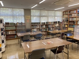 雷塚図書館内部