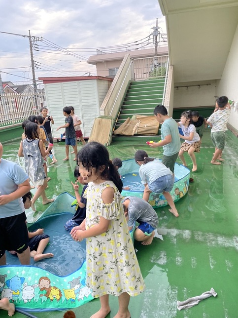 掃除後の水遊びの写真