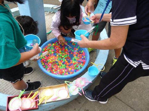 子供たちがスーパーボールすくいをしている