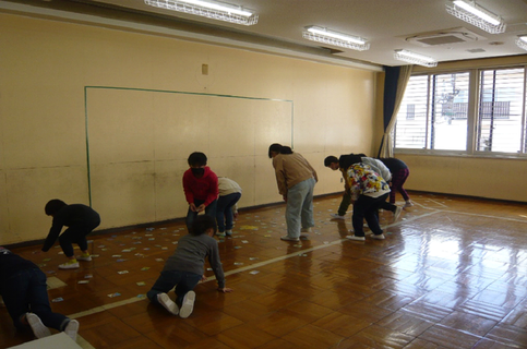 武蔵村山郷土かるたの取り札を探している子どもたち