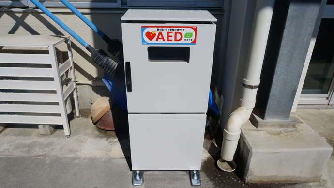 写真のように、昇降口付近や体育館入口付近に設置してあります。