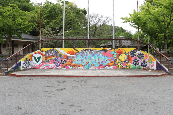 野山北公園運動場の壁の絵